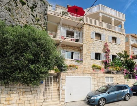Property building, Day, Location, Parking