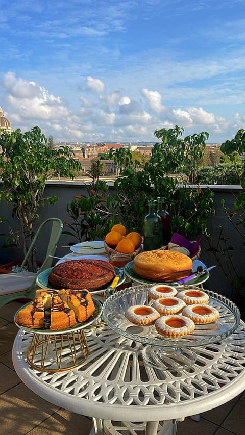Property building, Day, Food and drinks, Food, Breakfast, Continental breakfast, Continental breakfast