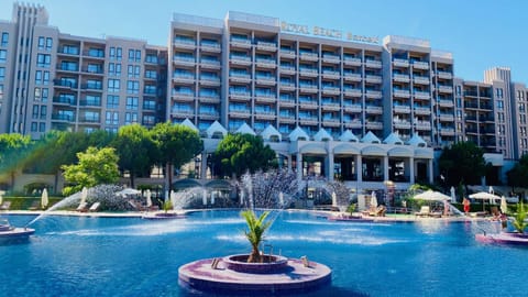 Property building, Day, Natural landscape, Garden, Pool view, Swimming pool, Location, sunbed