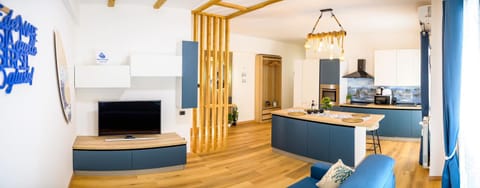TV and multimedia, Kitchen or kitchenette, Living room, Seating area, Dining area