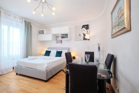 Bed, TV and multimedia, Bedroom