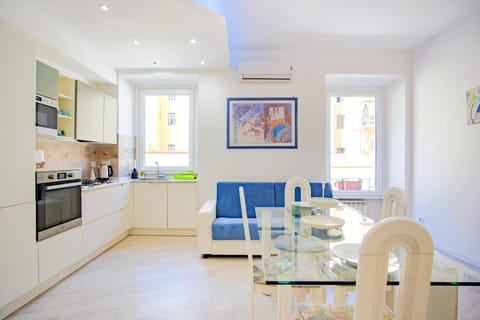 Kitchen or kitchenette, Living room, Seating area, Dining area, minibar, oven, pet friendly, stove, toaster