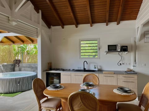 Hot Tub, Kitchen or kitchenette, Dining area