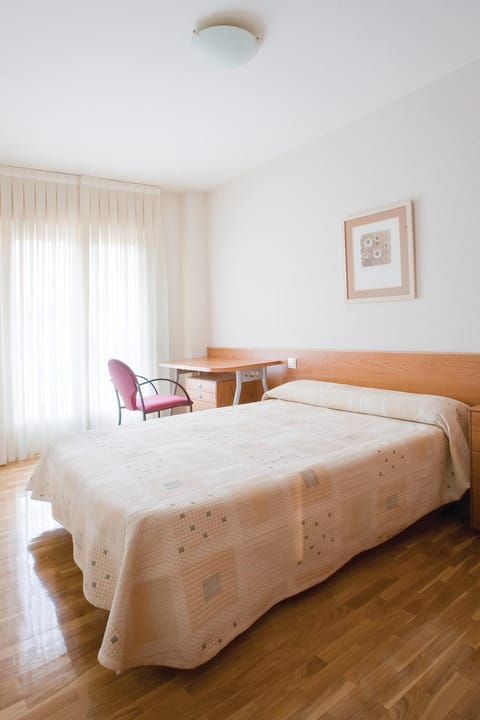 Bed, Photo of the whole room, Seating area, Bedroom
