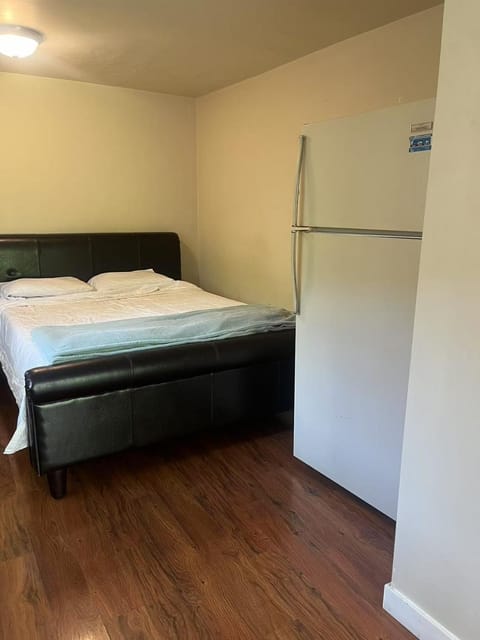 Private bedroom close UVIC Apartment in Victoria