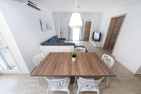 TV and multimedia, Living room, Seating area, Dining area