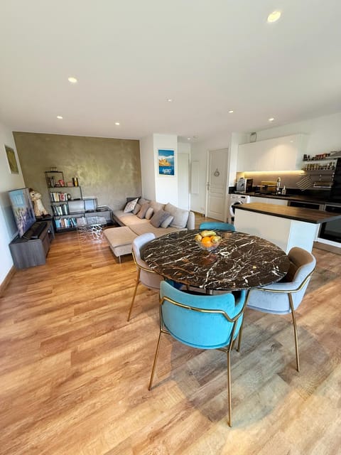 Kitchen or kitchenette, Living room, Seating area, Dining area, minibar, pet friendly