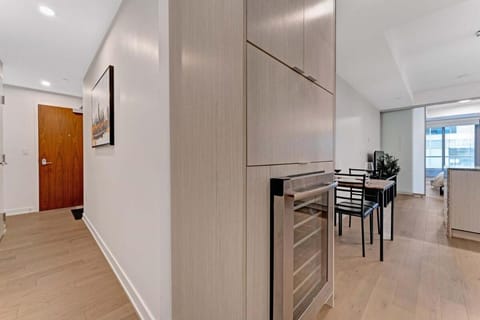 High-end Condo with Gym and walking distance to Parliament Apartment in Downtown