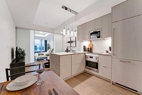 High-end Condo with Gym and walking distance to Parliament Apartment in Downtown