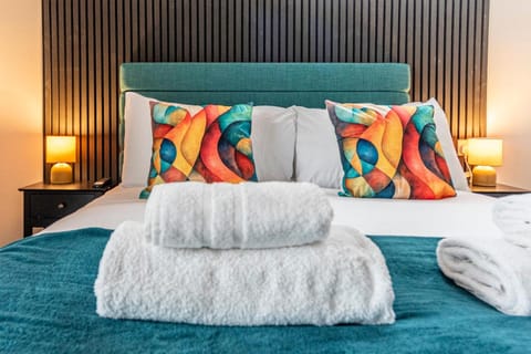 Bed, Bedroom, towels