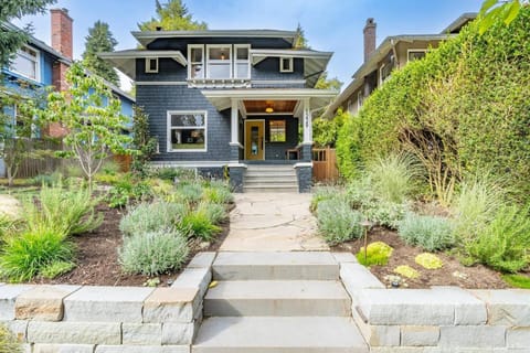 Beautiful North Cap Hill Craftsman with Hot Tub House in Capitol Hill