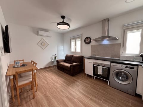 TV and multimedia, Kitchen or kitchenette, Living room, Dining area, oven, stove, washing machine