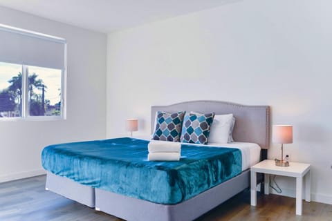 Bed, Bedroom, towels