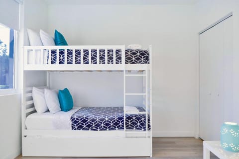 Bedroom, bunk bed, towels