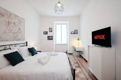 Bed, TV and multimedia, Photo of the whole room, Bedroom
