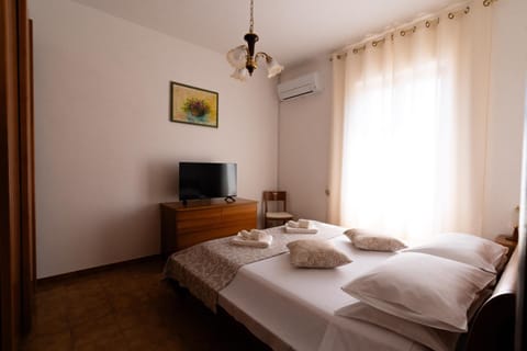 TV and multimedia, Bedroom, air conditioner