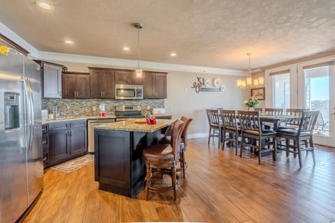 Kitchen or kitchenette, Dining area