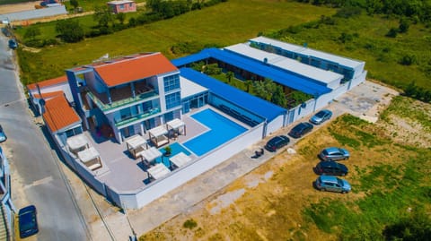 Bird's eye view, Parking