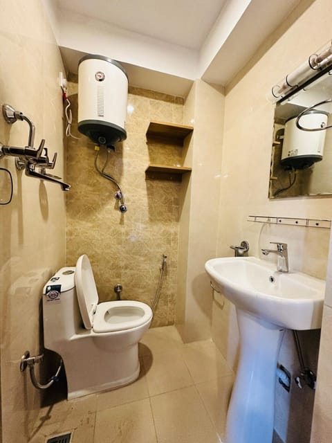 Shower, Toilet, Bathroom, bidet, towels