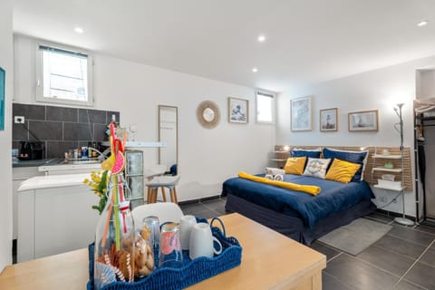 Bed, Dining area, Bedroom