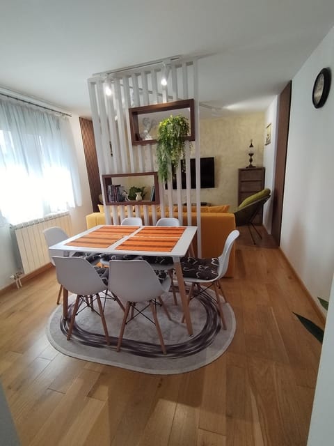 TV and multimedia, Living room, Seating area, Dining area