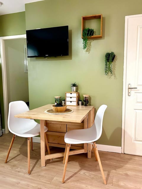 TV and multimedia, Living room, Seating area, Dining area