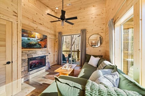 TV and multimedia, Living room, Seating area, fireplace