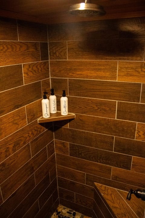 Charming Cabin - Pondview - Hot Tub Cabin in Ozark Mountains