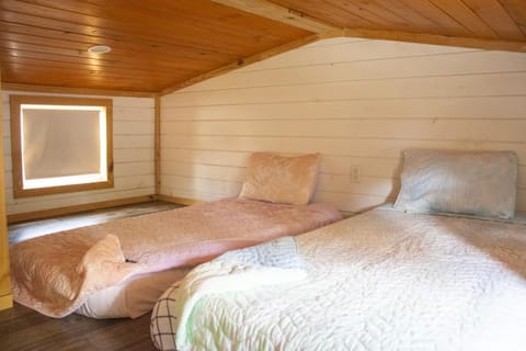 Charming Cabin - Pondview - Hot Tub Cabin in Ozark Mountains