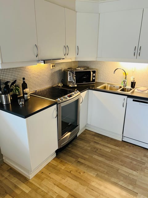 Coffee/tea facilities, Kitchen or kitchenette, dishwasher, stove