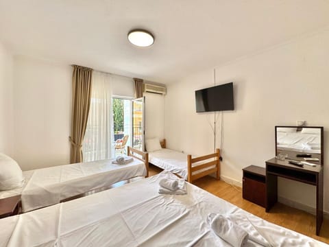 Bed, TV and multimedia, Photo of the whole room, Bedroom, towels, air conditioner