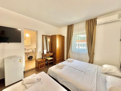 Bed, TV and multimedia, Photo of the whole room, Bedroom, towels, wardrobe, air conditioner