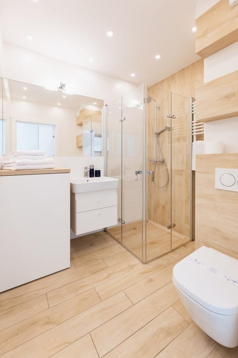 Shower, Toilet, Bathroom, towels