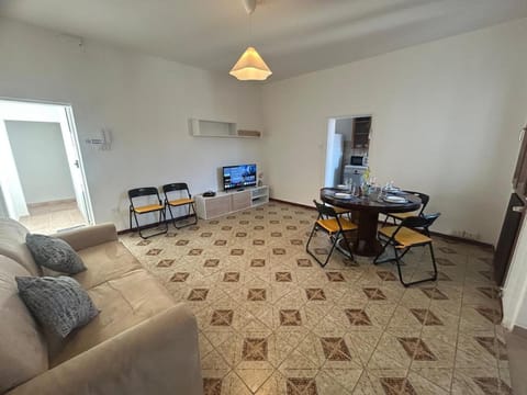 TV and multimedia, Living room, Seating area, Dining area, air conditioner