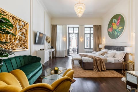 Bed, TV and multimedia, Photo of the whole room, Seating area, Bedroom
