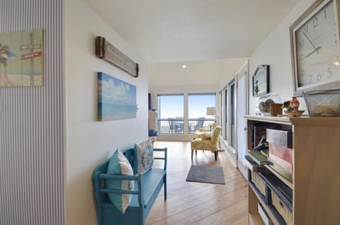 Day, TV and multimedia, Living room, Seating area, City view, Sea view, furniture