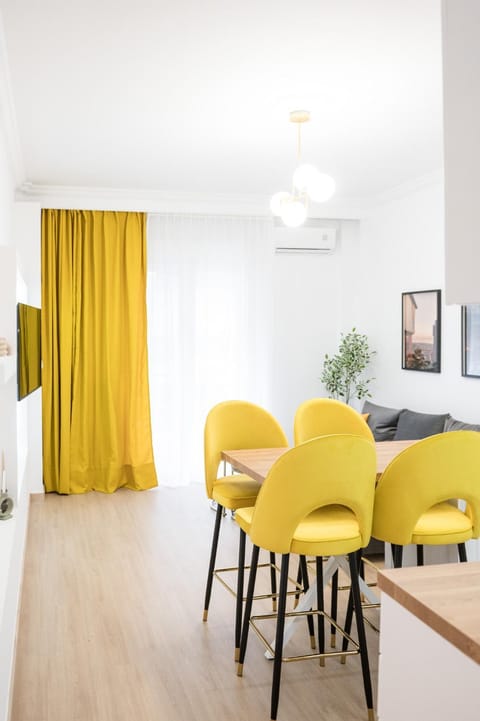 TV and multimedia, Living room, Seating area, Dining area