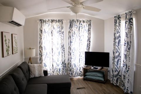 Clyde's Cabin with a private Hot Tub Cabin in Ozark Mountains