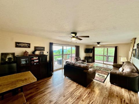 TV and multimedia, Living room, Seating area, Evening entertainment