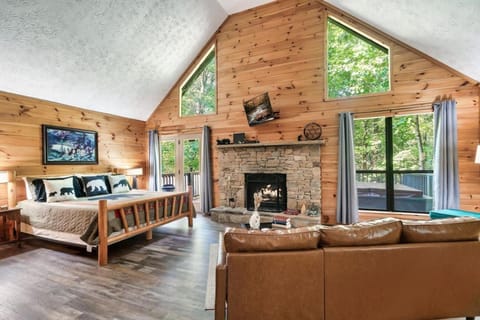 Bed, TV and multimedia, Living room, Photo of the whole room, Seating area, Bedroom