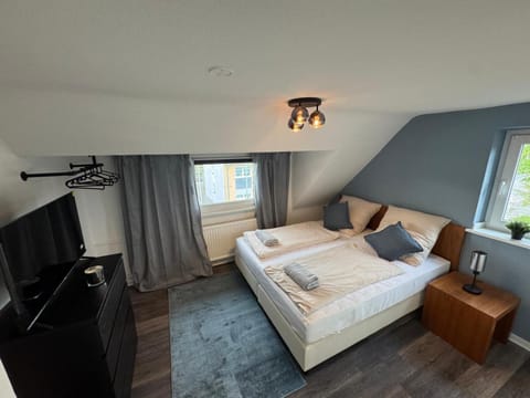 Bed, TV and multimedia, Bedroom