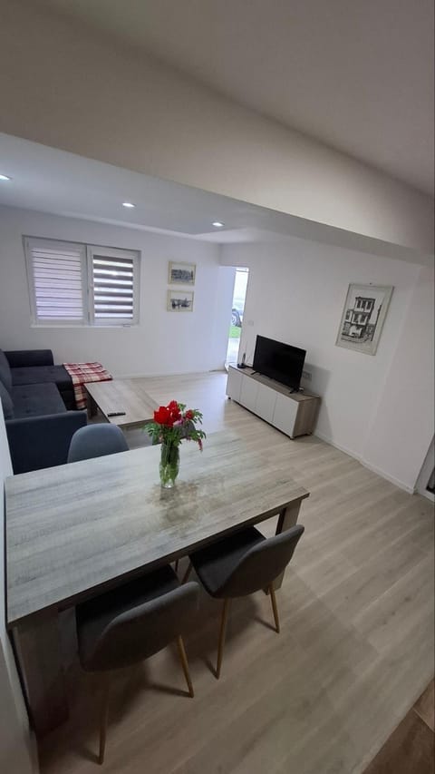 Communal lounge/ TV room, TV and multimedia, Living room, Seating area, Dining area