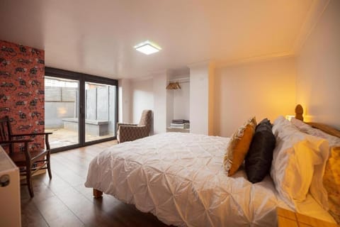 Photo of the whole room, Seating area, Bedroom