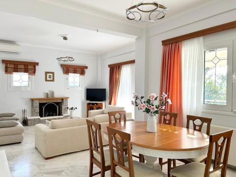 Living room, Seating area, Dining area