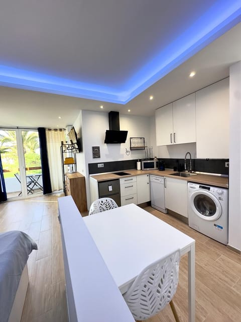 Kitchen or kitchenette, Dining area, dishwasher, microwave, stove, toaster, washing machine, dryer