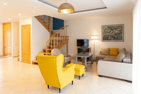 Communal lounge/ TV room, TV and multimedia, Living room, Seating area