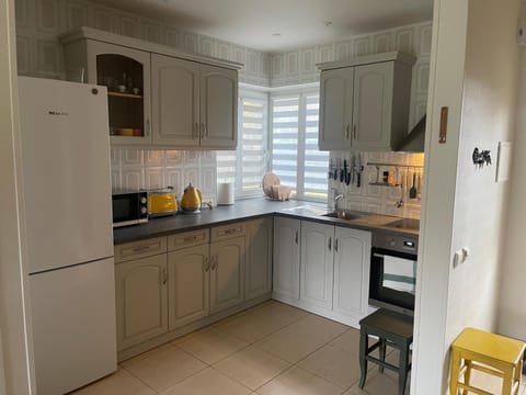 Coffee/tea facilities, Kitchen or kitchenette, oven, pet friendly, stove, toaster