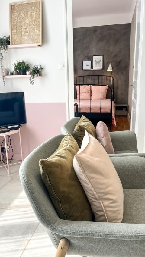 TV and multimedia, Living room, Seating area, Bedroom