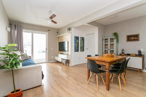 Communal lounge/ TV room, TV and multimedia, Living room, Seating area, Dining area