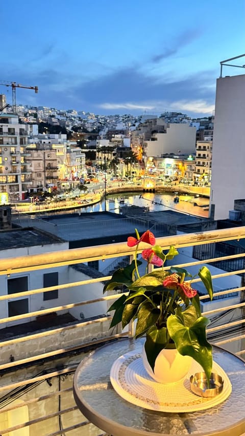 View (from property/room), Balcony/Terrace, City view